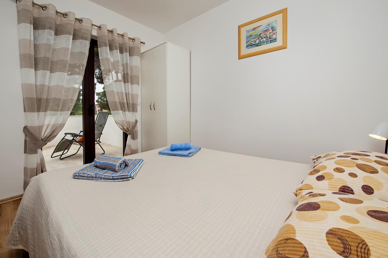 Apartments Roko Rovigno Esterno foto